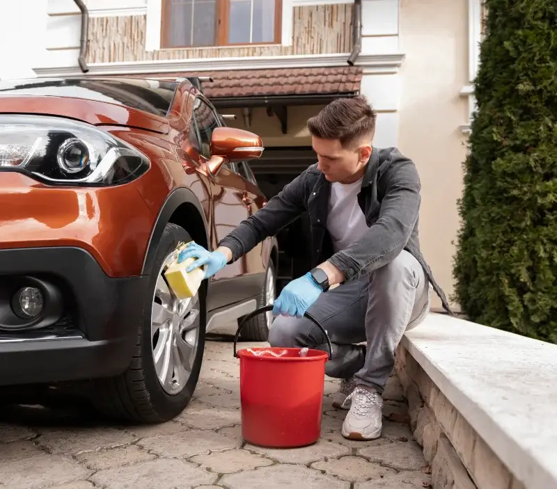 Lavage auto à domicile Ignol : professionnel intervenant sur un véhicule